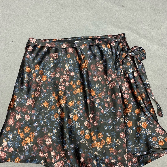 NWT! Abercrombie & Fitch Floral silk skirt - Picture 8 of 12